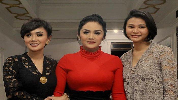 Tiga bersaudara kandung , Yuni Shara , Krisdayanti dan Kartika Sary