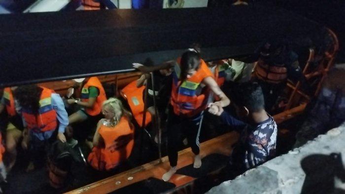 TIM SAR - Tim SAR Gabungan mengevakuasi wisatawan asing, penumpang Kapal Wisata Lombok Wafil Putra, yang tenggelam di perairan Labuan Bajo. Rabu (14/5).