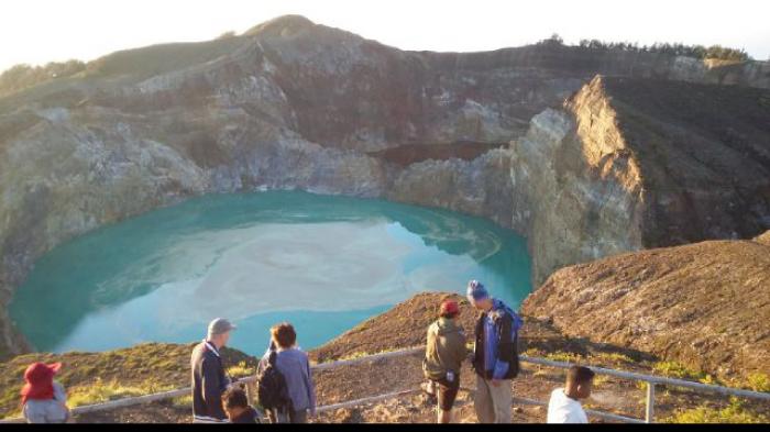 Tim tour Daihatsu Terios 7 Wonders mejeng di bibir Danau Kelimutu, Ende, Flores, Jumat (20/5/2015).