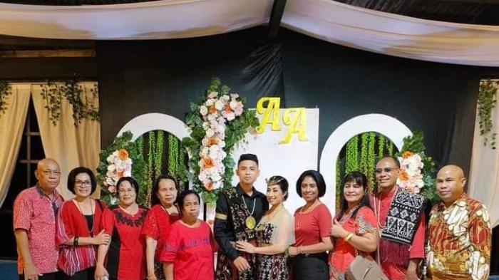 PEMINANGAN ANAK TIMMY - Keluarga Ferry Ndoen pose bersama anak Timmy Masangin dan Nona Athin saat peminangan di Resto Pantai Timor - Kupang, Rabu 11 Oktober 2023 dan ikan Viral Kuliner NTT Ikan Woku Super Pedis Spesial untuk Keluarga Masangin dari Larantuka dan Sumbawa