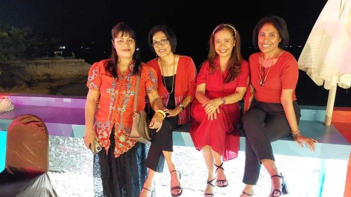 POSE- Keluarga berbahagia pose saat peminangan anak Timmy di Resto Pantai Timor - Kupang