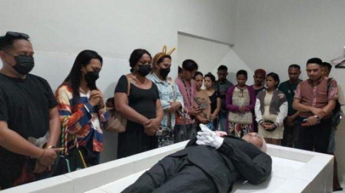 Tampak, keluarga dan sahabat dari Komunitas IMof NTT saat mendoakan jenazah Dessy alias Oktovianus Tafuli di kamar jenazah RS Leona Kupang.
