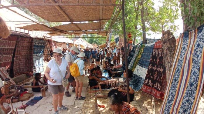 Para Turis Msncanegara tampak menikmati suasana pesona budaya yang disuguhkan di Kampung Adat Raja Prailiu, Kecamatan Kambera, Kabupaten Sumba Timur, Senin 8 Juli 2024