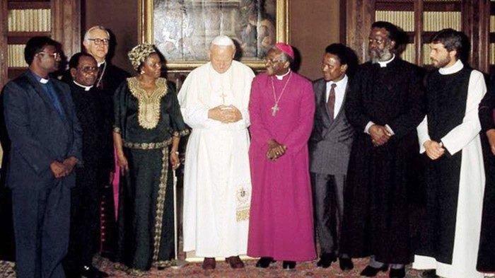 Uskup Agung Desmond Tutu dengan Paus Yohanes Paulus II pada tahun 1983