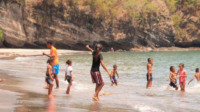 Sejumlah pengunjung saat menikmati pesona Pantai Enagera di Desa Wolotelu Kecamatan Mauponggo Kabupaten Nagekeo, Jumat (27/12/2019) siang.