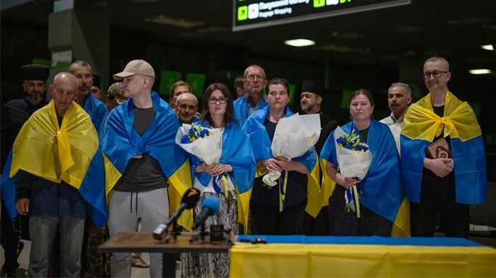 Foto yang dirilis oleh layanan pers Kementerian Pertahanan Ukraina di Kyiv memperlihatkan warga Ukraina yang kembali dari tahanan Rusia, tiba di Kyiv, Ukraina, Sabtu (29/6/2024). Sejak perang Rusia-Ukraina berlangsung, sebanyak 3.310 warga Ukraina dibebaskan dari tahanan Rusia.