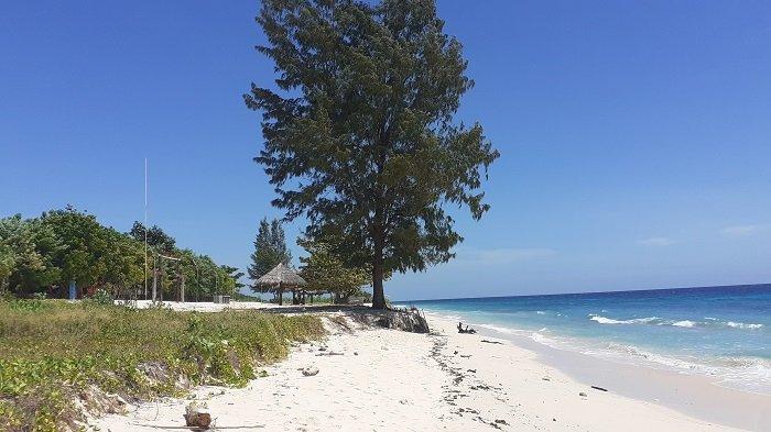 Lokasi wisata Pantai Mananga Aba terletak di Desa Karuni, Kecamatan Loura, Kabupaten Sumba Barat Daya. Bila ingin berwisata ke Pantai Mananga Aba dapat menggunakan kendaraan sepeda motor ataupun mobil dengan waktu tempuh sekitar 30 menit ke arah timur Kota Tambolaka, Ibu Kota Kabupaten Sumba Barat Daya.