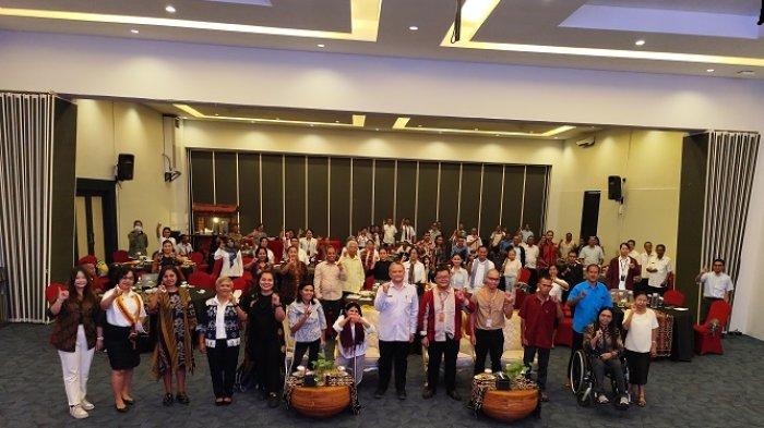WVI - Pimpinan Wahana Visi Indonesia di NTT Portunatas B. Tamba, Kepala Baperida NTT Alfonsius Theodorus dan peserta workshop Perempuan dan Disabilitas mendorong pertanian di NTT, Rabu (4/6/2025), di Hotel Neo Aston Kupang.