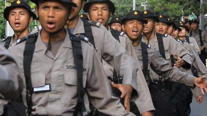 APT (kiri), siswa Pendidikan Pembentukan Bintara Sekolah Polisi Negara (Diktuba SPN) Kemiling saat menjalani pendidikan semasa hidupnya.(ist).