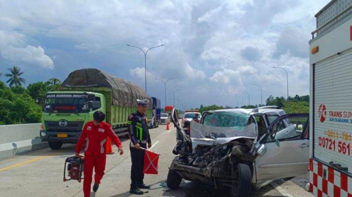 Daihatsu Terios warna silver metalik bernomor polisi B 1650 NKF seruduk Truk Mitsubishi berwarna orange bernomor polisi BE 8474 YO di depannya saat di KM 26+600 Jalur B Dusun Kubu Panglima, Desa Kedaton, Kecamatan Kalianda, Kabupaten Lampung Selatan, Minggu (9/7/2023) sekitar pukul 11.55 WIB