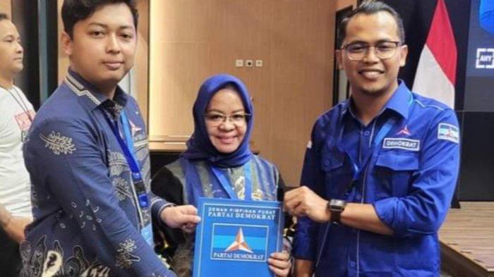 Elfianah-Yugi Wicaksono didampingi Ketua DPC Demokrat.