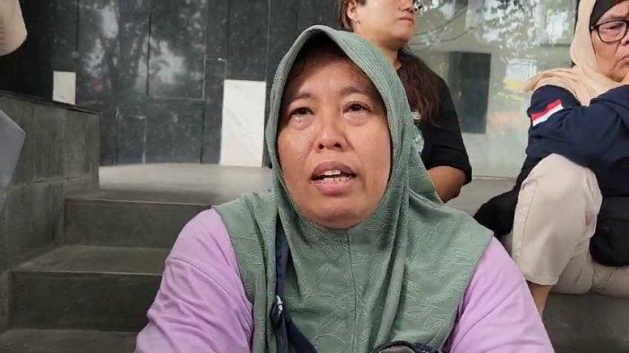Sri Danuningsih (46), menangis histeris di TKP Kebakaran Toko Bingkai, Mampang Prapatan, usai mengetahui sang anak, Tiara menjadi korban, Jumat (19/4/2024).