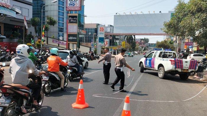 Petugas Satlantas Polresta Bandar Lampung melakukan olah TKP kecelakaan di Jalan RA Kartini, Bandar Lampung, Jumat (1/9/2023) siang.