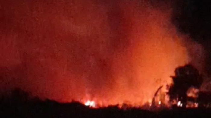 Kondisi kebekaran lahan ilalang di Kecamatan Kedaton, Bandar Lampung, Minggu (20/8/2023) malam.