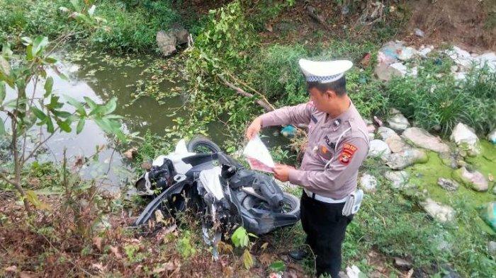 Personel Polres Lampung selatan saat olah TKP kecelakaan motor di jalan raya umum, Dusun Wonosari, Desa Sidoasri, Kecamatan Candipuro, Kabupaten Lampung Selatan, Senin (20/11/2023).