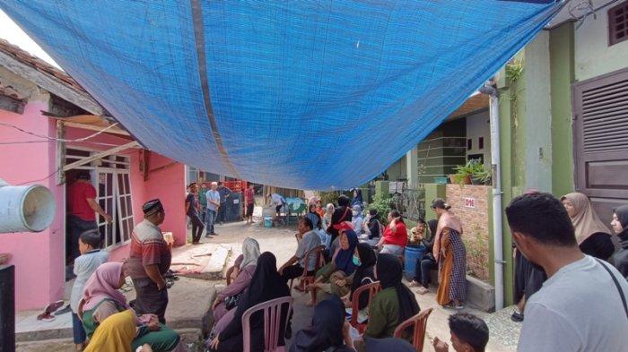 Pelayat berdatangan di rumah duka ayah dan anak korban kecelakaan di Bandar Lampung, Jumat (21/7/2023). Peristiwa kecelakaan hari ini di Lampung, Bos Rumah Makan Rajo Minang 3, Bobby dan anaknya Belgio Rahman tewas terlindas truk, Jumat (21/7/2023).