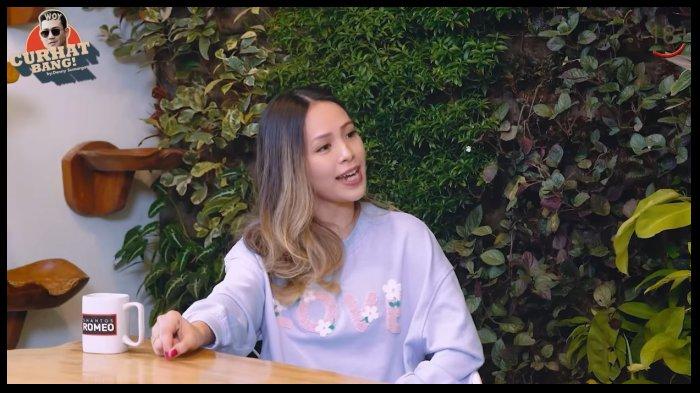 Lady Nayoan saat jadi bintang tamu di kanal YouTube CURHAT BANG Denny Sumargo. Kabar perselingkuhan Rendy Kjaernett dengan Syahnaz Sadiqah terus menjadi perbincangan setelah Lady Nayoan mengungkap ke publik.