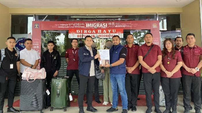 Direktorat Jenderal (Ditjen) Imigrasi menyerahkan dua buronan SG (Pr, 40 th) dan KO (Pr, 24 th) kepada Biro Imigrasi Filipina, untuk dikawal kepulangannya ke negara Filipina, Kamis (22/8/2024).
