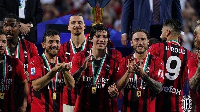 Para pemain AC Milan bersukaria merayakan sukses mereka meraih scudetto musim 2021-2022.