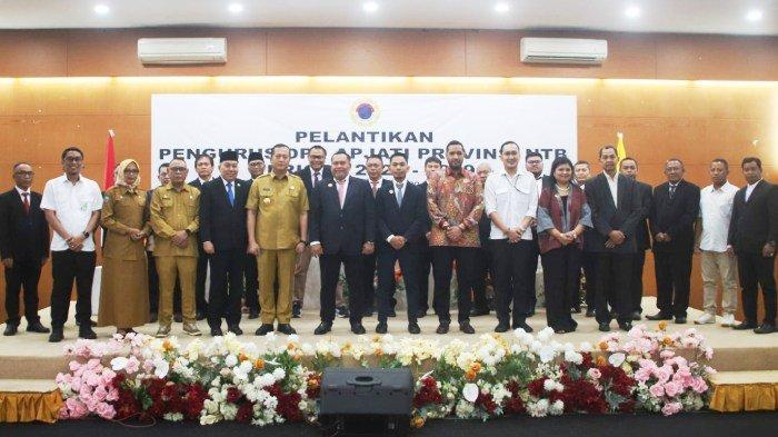 PENGURUS BARU - Gubernur Provinsi NTB Lalu Muhamad Iqbal (enam dari kiri) bersama Dewan Pengurus Daerah (DPD) Asosiasi Perusahaan Jasa Tenaga Kerja Indonesia (APJATI) Provinsi NTB masa bakti 2024–2029, di Aula APJATI NTB, Selasa (10/6/2025).
