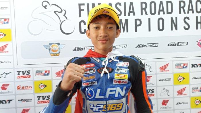 Arai Agaska Dibani Laksana usai naik podium pada balap Asia Road Racing Championship (ARRC) kelas 250 CC, di Sirkuit Mandalika, Minggu (13/8/2023).