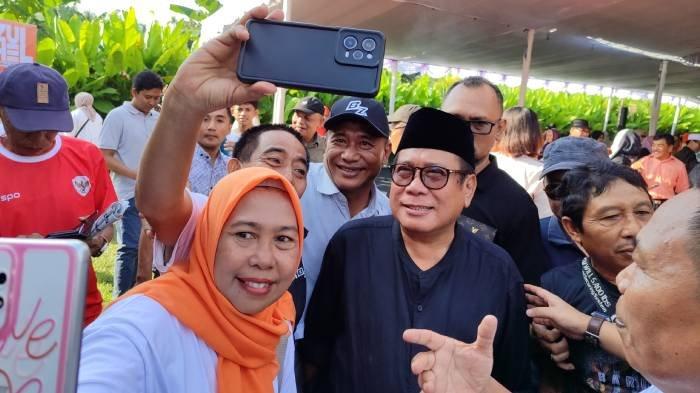 HM Suhaili FT alias Abah Uhel foto bareng simpatisan usai deklarasi berpasangan dengan Bang Zul, di Kota Praya, Lombok Tengah, Sabtu (8/6/2024).