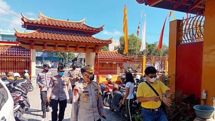Karops Polda NTB Kombes Pol Abu Bakar (paling depan menggunakan topi polisi) tiba di Vihara Avalokitesvara untuk meninjau pengamanan peribadatan Hari Raya Waisak, Senin (16/5/2022).