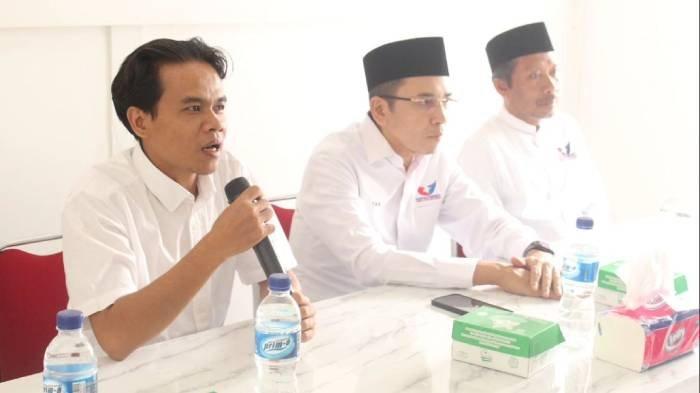 Sekretaris DPW NTB M Nashib Ikroman (kiri) bersama Ketua Harian Partai Perindo TGB HM Zainul Majdi.