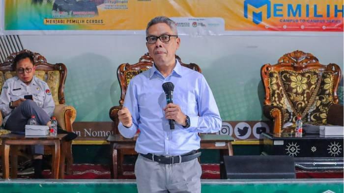 Pengamat Kebijakan Publik Dr Adhar Hakum SH MH saat berbicara dalam acara Mata Lokal Memilih Series, di kampus UNU NTB, Kamis (18/1/2024).