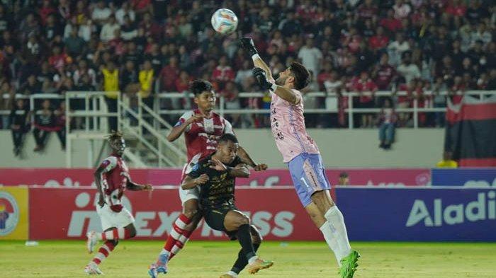 Kiper Bali United, Adilson Maringa (kanan) menepis bola dalam laga Persis Solo vs Bali United, Liga 1 2023/2024 pekan 9 di Stadion Manahan, Solo, Sabtu (19/8/2023) malam.