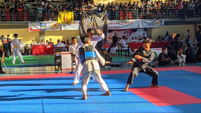 Pesilat muda bertanding pada hari keenam Kejuaraan Pencak Silat Open Tournament Gubernur NTB Cup II di GOR Turida Mataram, Sabtu (29/7/2023).