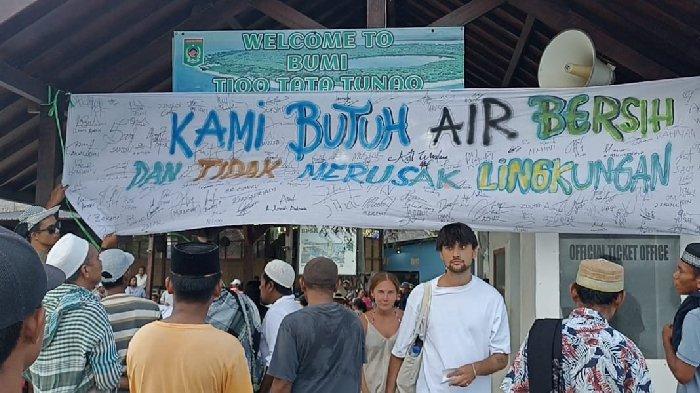 Aksi protes penolakan PT TCN oleh warga di dermaga Gili Meno, Lombok Utara, Kamis (9/10/2024).