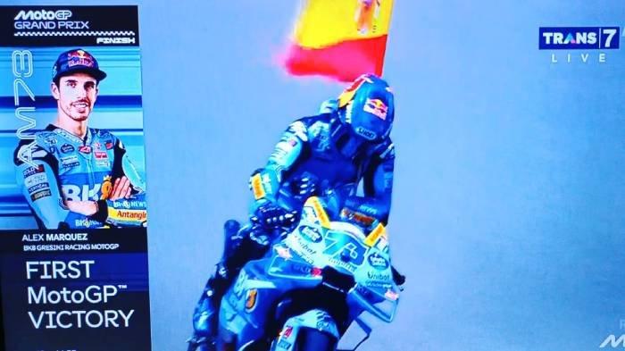 JUARA SPANYOL - Alex Marquez (BK8 Gresini Ducati) menunduk sambil membawa bendera Spanyol saat memastikan menang dalam balap MotoGP Spanyol 2025, di Sirkuit Jerez, Minggu (27/4/2024).
