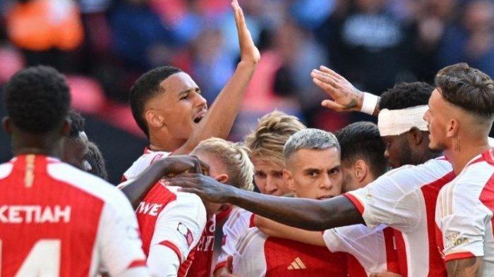 Pemain Arsenal bersukaria merayakan gol Leandro Trossard dalam laga Community Shield antara Arsenal vs Man City di Stadion Wembley, 6 Agustus 2023.