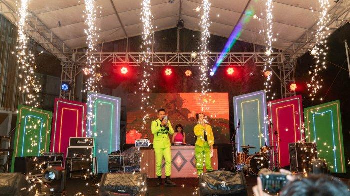 Untuk merayakan pergantian tahun, Aruna Senggigi menyajikan Gala Dinner dan Count Down Beach Party . 
Tamu dapat menikmati aneka menu menggugah selera dan berbagai macam atraksi serta hiburan, seperti live band, modern dance, fire dance, dan DJ.