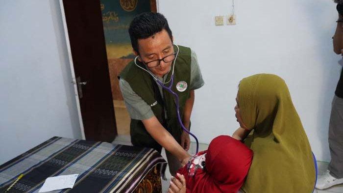 RSUD Provinsi NTB melaksanakan bakti sosial di Kecamatan Batukliang, Lombok Tengah, Selasa (4/7/2023). Kegiatan yang dilaksanakan di antaranya pemeriksaan kesehatan gratis kepada masyarakat.