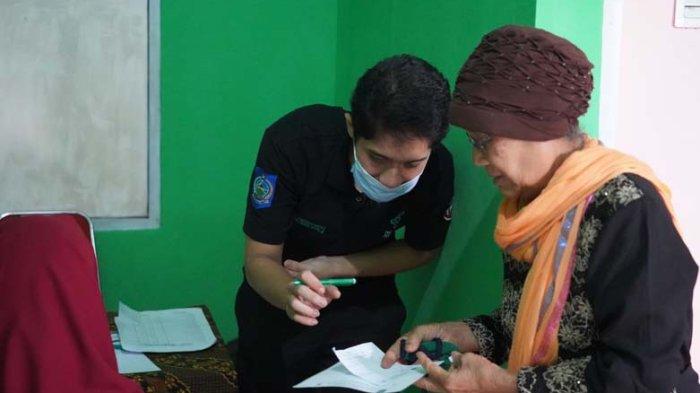 RSUD Provinsi NTB melaksanakan bakti sosial di Kecamatan Batukliang, Lombok Tengah, Selasa (4/7/2023). Kegiatan yang dilaksanakan di antaranya pemeriksaan kesehatan gratis kepada masyarakat.