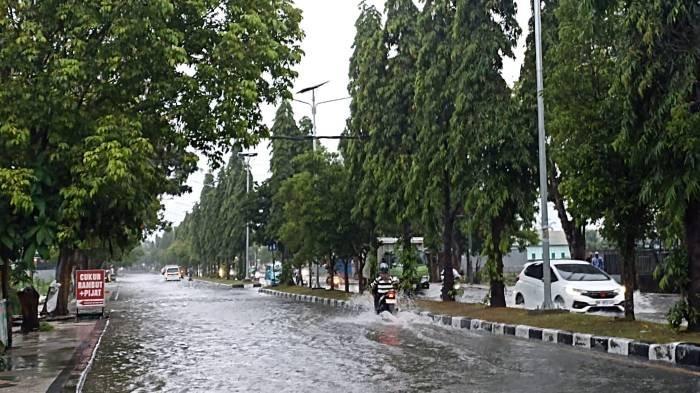BANJIR DI MATARAM - Hujan deras yang mengguyur Kota Mataram sejak siang hingga petang tanpa henti menyebabkan banjir di sejumlah titik, termasuk wilayah Sekarbela dan Jalan Lingkar Selatan, Minggu (6/7/2025).