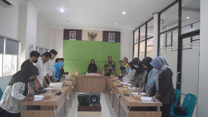 Kepala Kanwil Kemenkumham NTB yang diwakili Kepala Bidang Hukum, Puri Adriatik Chasanova, meneken kontrak addendum pelaksanaan bantuan hukum triwulan III tahun anggaran 2023 pada Jumat (13/10/2023).