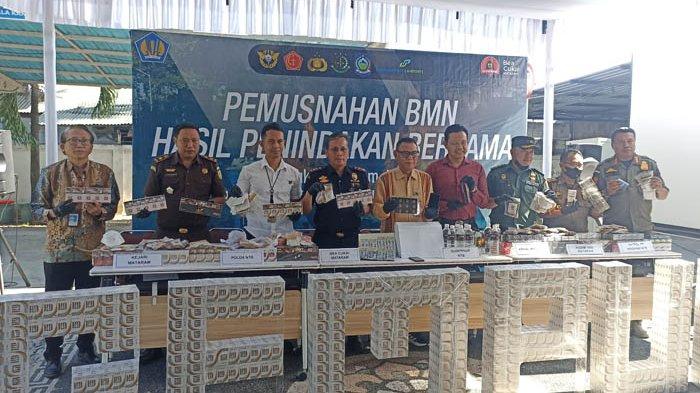 Kepala Bea Cukai Mataram bersama pemimpin instansi terkait pose bersama sebelum pemusnahan rokok ilegal dan barang lain di Mataram, Selasa (18/7/2023).