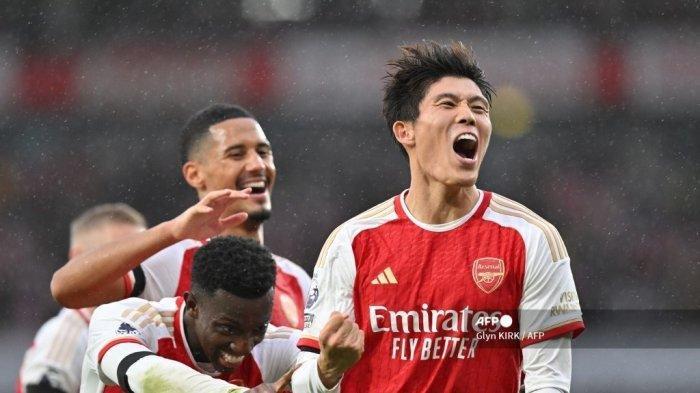 Bek Arsenal Jepang #18 Takehiro Tomiyasu (kanan) merayakan bersama rekan satu timnya setelah mencetak gol kelima mereka selama pertandingan sepak bola Liga Premier Inggris antara Arsenal dan Sheffield United di Stadion Emirates di London pada 28 Oktober 2023.