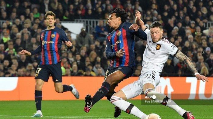 Bek Barcelona asal Prancis Jules Kounde (tengah) berebut bola dengan striker Belanda Manchester United Wout Weghorst selama pertandingan sepak bola leg pertama babak 32 besar Liga Eropa UEFA antara FC Barcelona dan Manchester United di stadion Camp Nou di Barcelona, pada 16 Februari 2023.