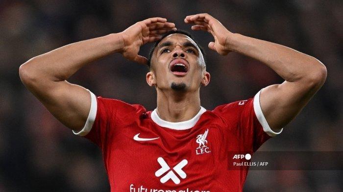 Bek Liverpool Inggris #66 Trent Alexander-Arnold bereaksi setelah gagal mencetak gol selama pertandingan sepak bola Liga Utama Inggris antara Liverpool dan Manchester United di Anfield di Liverpool, barat laut Inggris pada 17 Desember 2023.