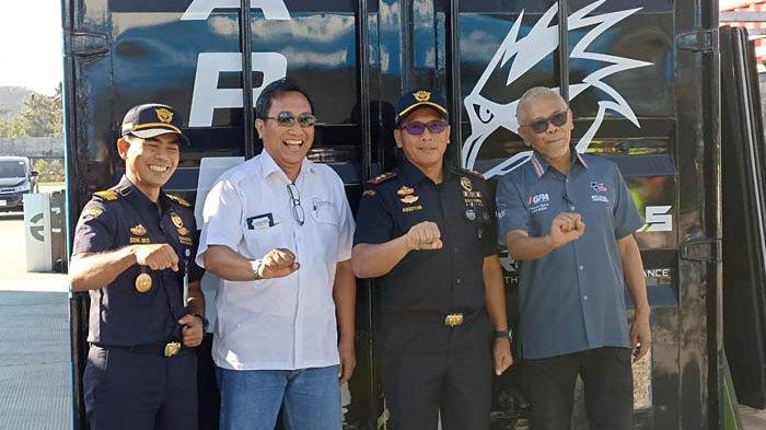 Pembongkaran logistik balap ARRC Mandalika 2023 oleh Bea Cukai disaksikan MGPA, Bakhtera, dan Sekdenas, Rabu (9/8/2023).