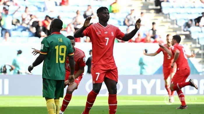 Ekspresi penyerang Swiss Breel Embolo setelah ia mencetak gol pembuka selama pertandingan sepak bola Grup G Piala Dunia 2022 antara Swiss dan Kamerun di Stadion Al-Janoub di Al-Wakrah, selatan Doha pada 24 November 2022. Hasil akhir Swiss vs Kamerun 1-0.