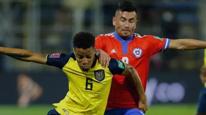 Byron Castillo (kiri) saat bermain melawan Chile di babak kualifikasi Piala Dunia 2022 Zona CONMEBOL. Ada bukti baru Byron Castillo bukan pemain sah karena dia mengubah dokumen soal nama dan tahun kelahiran.