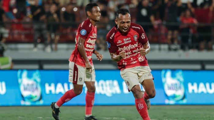 Ekspresi pemain Bali United, Irfan Jaya setelah menceploskan gol ke gawang Persita Tangerang pada laga pekan ke ke-17 Liga 1 2023/2024 di Stadion Kapten I Wayan Dipta, Gianyar, Senin (30/10) malam. Bali United menang 3-0.