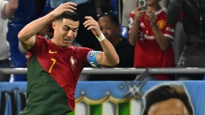 Penyerang Portugal Cristiano Ronaldo berselebrasi setelah mencetak gol pertama timnya dari titik penalti berlatar spanduk yang menggambarkan penyerang Argentina Lionel Messi terlihat di belakang pada laga Grup H Piala Dunia 2022 Qatar antara Portugal vs Ghana di Stadion 974 di Doha pada Kamis 24 November 2022.