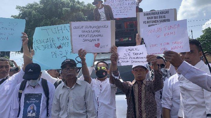 DEMO PPPK - Zainuddin (56) kakek asal Desa Korleko Lombok Timur tampak berbatik merah marun berada di tengah-tengah kerumunan massa pada saat aksi demo di DPRD NTB, Senini (10/3/2025). Zaunuddin iku dalam aksi Aliansi CPPPK NTB yang menngelar protes terhadap Surat Edaran (SE) Kementerian Pendayagunaan Aparatur Negara dan Reformasi Birokrasi (Kemenpan RB) tentang Penyesuaian Pengangkatan CASN/PPPK TA 2024.