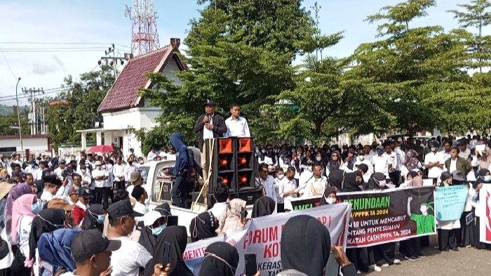 DEMO PPPK - Massa aksi demo tolak penundaan pengangkatan PPPK dan CPNS di Kota Bima pada Senin (10/3/2025). Ribuan Calon PPPK yang telah dinyatakan lulus pada lingkup Pemerintah Kota Bima berdemonstrasi di kantor Walikota menuntut agar pembatalan kebijakan KemenpanRB yang ingin mengangkat serentak pada Maret 2026 bagi tenaga PPPK dan Oktober 2025 bagi CPNS.